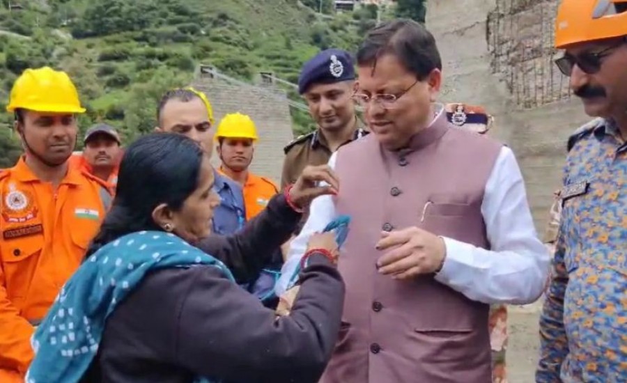 धराली में महिला ने साड़ी फाड़कर CM धामी को बांधी राखी